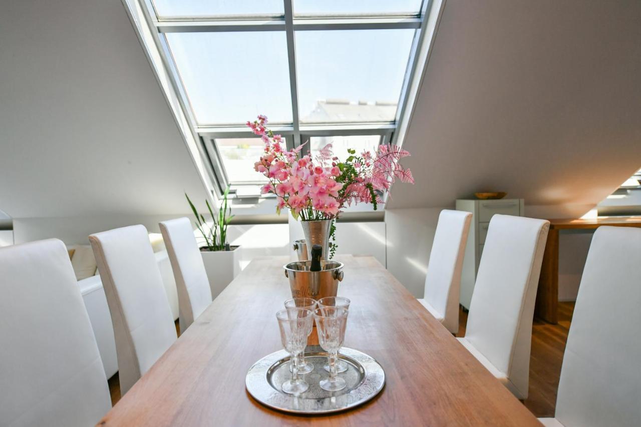 Luxury Central Penthouse With Sauna, Terrace, 250M2, 5Bdrm, 3Bthrm Прага Екстер'єр фото