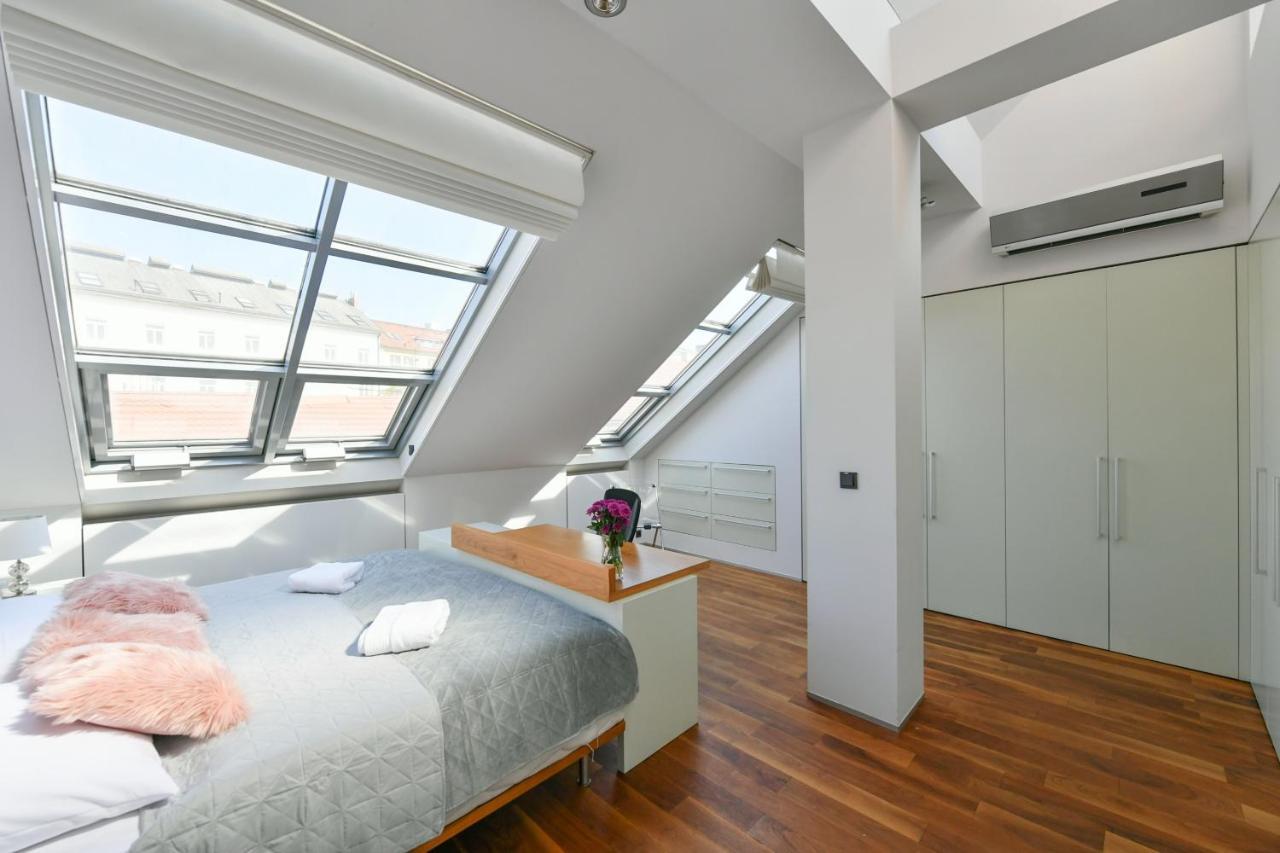 Luxury Central Penthouse With Sauna, Terrace, 250M2, 5Bdrm, 3Bthrm Прага Екстер'єр фото